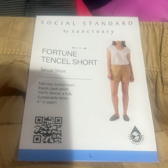 Women’s  new with pockets Social Standard Size Large Tan Shortss - Picture 3 of 5